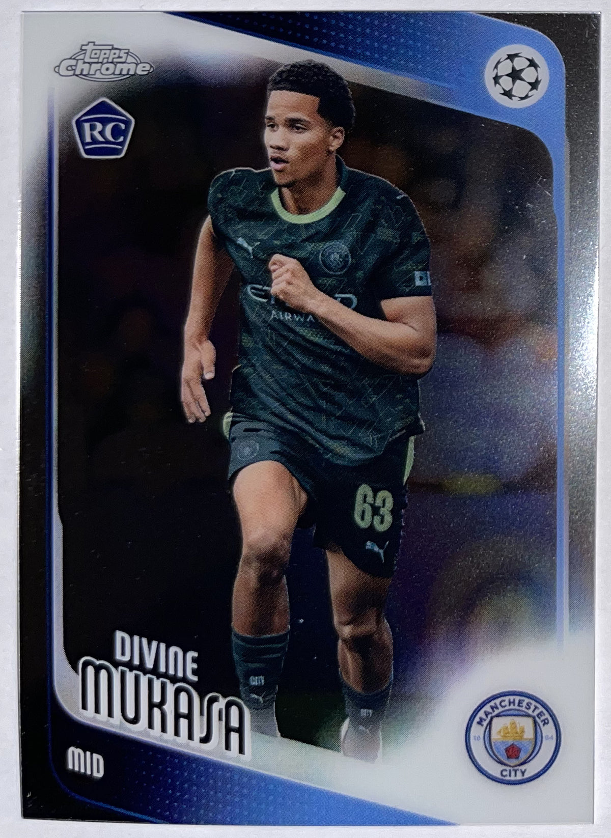 Voorzijde – Divine Mukasa [49] – Topps Chrome UEFA Club Competitions 2025/26 – Near Mint Imagen principal del producto