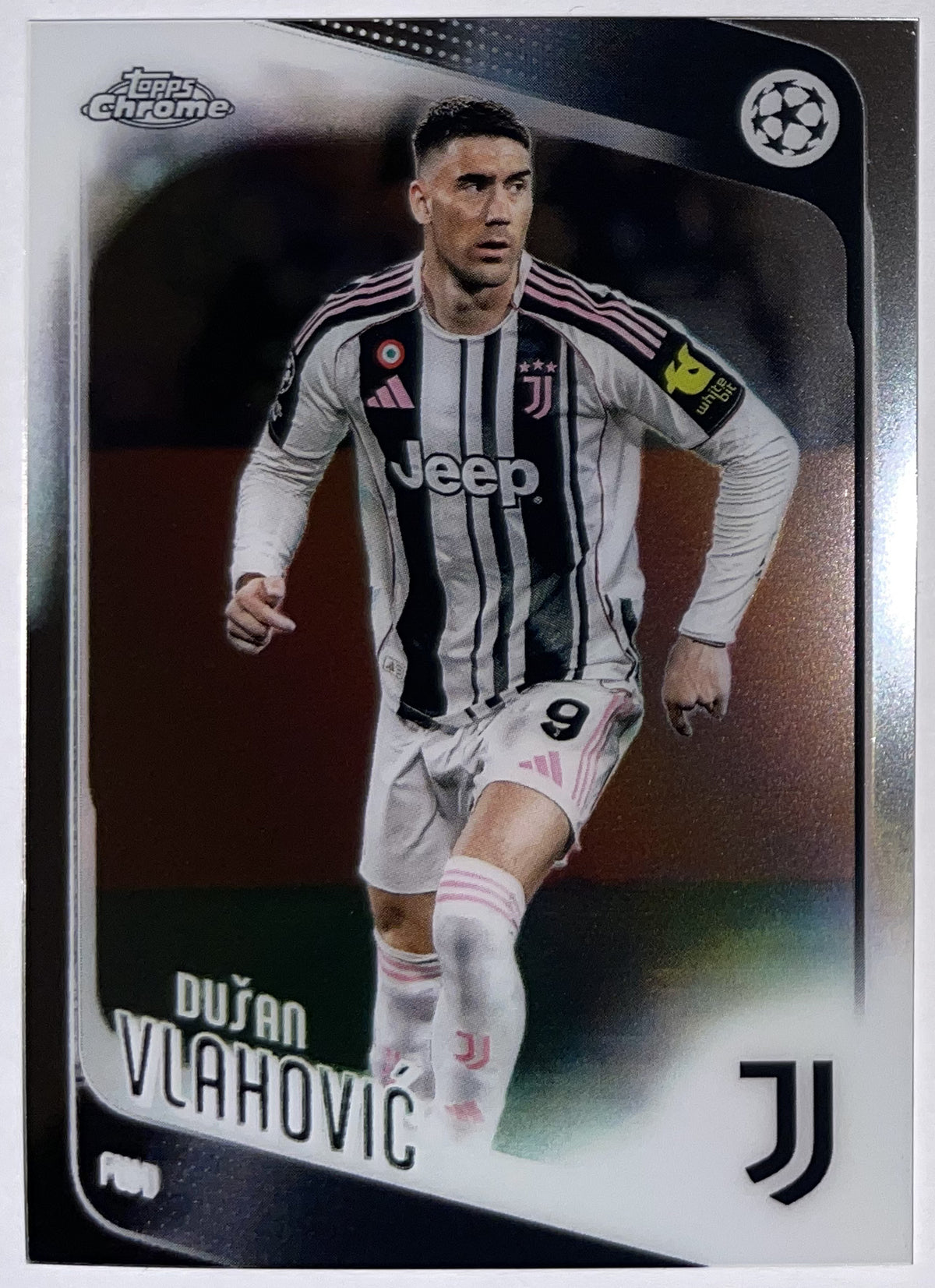 Voorzijde – Dusan Vlahovic [175] – Topps Chrome UEFA Club Competitions 2025/26 – Near Mint Imagen principal del producto