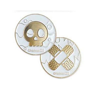 Twee metalen Pokemon-statusmarkers uit de Charizard Ultra-Premium Collection Image principale du produit