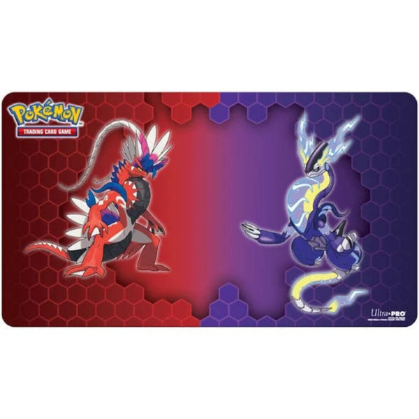 Ultra Pro playmat met Koraidon en Miraidon, opgerold weergegeven