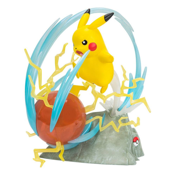 Pikachu Light-Up Deluxe figuur van opzij, met verlichte sokkel