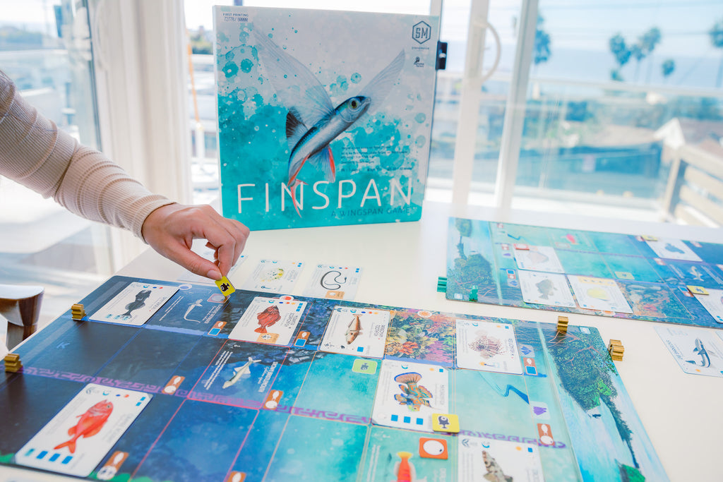 Finspan – officiële speeltafelfoto met doos en volledig opgezet spel