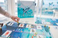 Finspan – officiële speeltafelfoto met doos en volledig opgezet spel | Lichcards