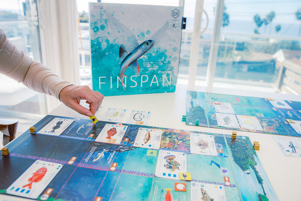 Finspan – officiële speeltafelfoto met doos en volledig opgezet spel