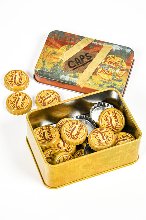 Het Nuka-Cola Orange blik geopend met de bottle caps erin