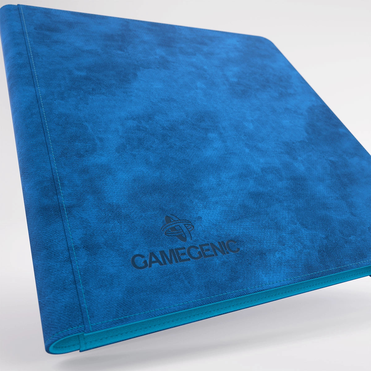Gamegenic Prime Album 24-Pocket bleu – détail du logo Gamegenic et de la couverture Nexofyber