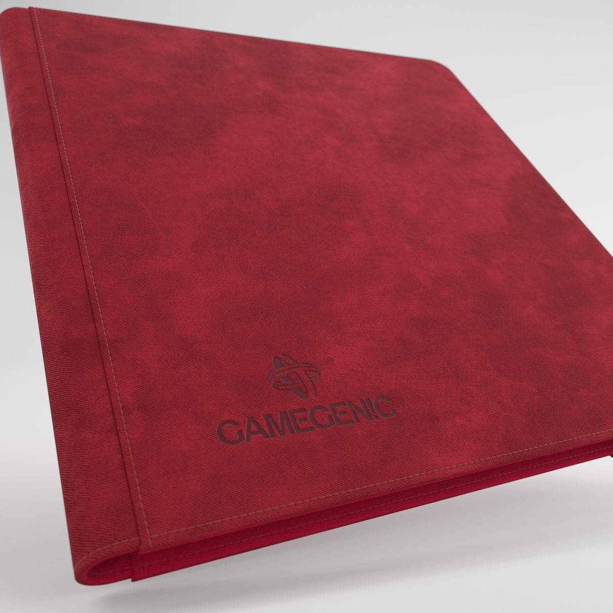 Gamegenic Prime Album 24-Pocket Rot – Detail von Gamegenic-Logo und Nexofyber-Einband