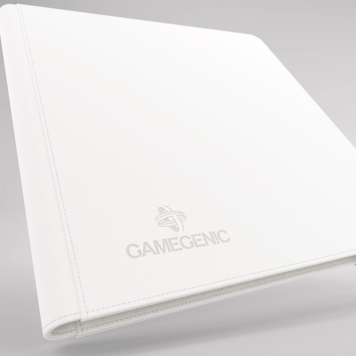 Gamegenic Prime Album 24-Pocket Weiß – Detail von Gamegenic-Logo und Nexofyber-Einband