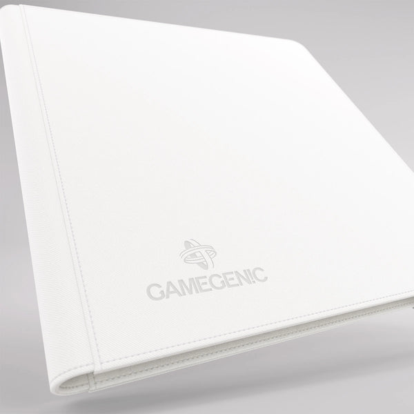 Gamegenic Prime Album 24-Pocket Weiß – Detail von Gamegenic-Logo und Nexofyber-Einband