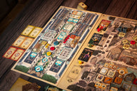 Trickerion: Dahlgaard's Academy – officiële foto van de uitbreiding in een opgezette speelsituatie | Lichcards
