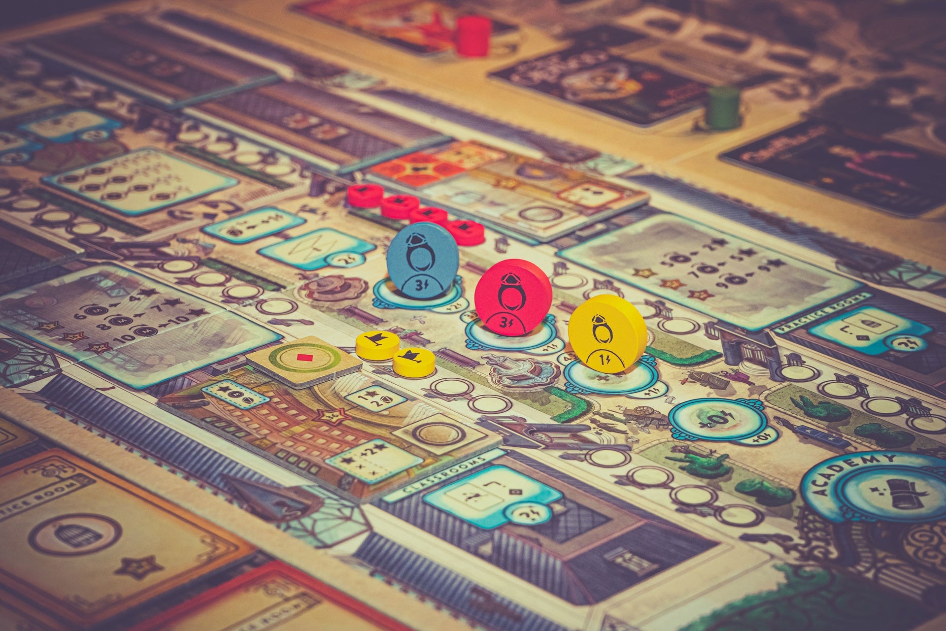 Trickerion: Dahlgaard's Academy – officieel close-upbeeld van het Academy-bord