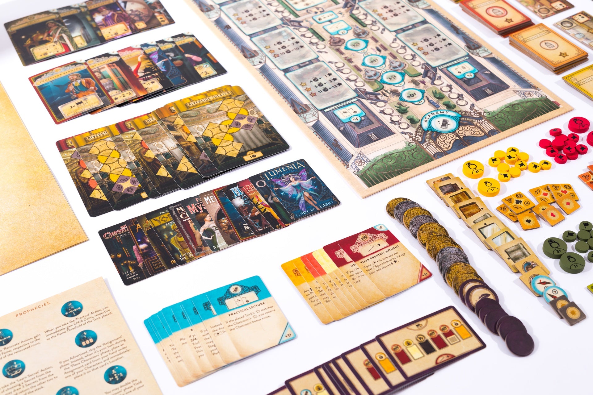 Trickerion: Dahlgaard's Academy – officiële overzichtsfoto van kaarten, borden en speelstukken