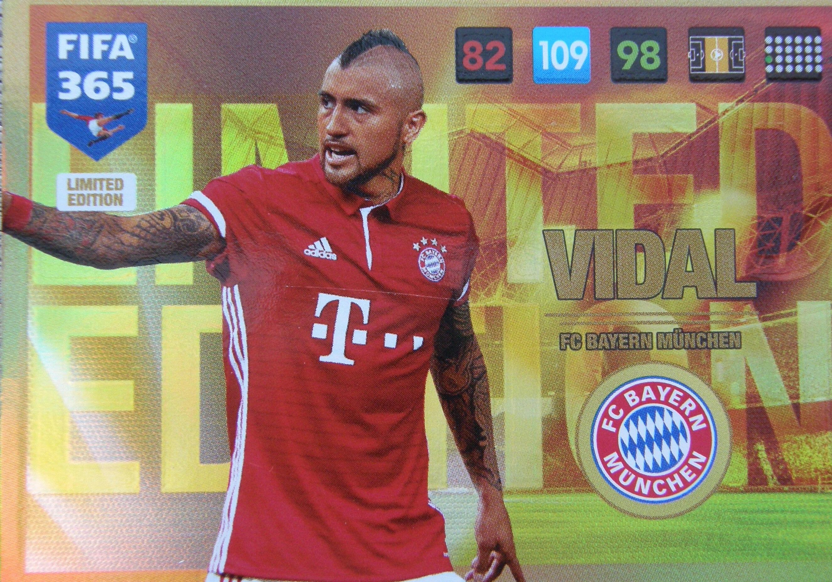 Arturo Vidal - FIFA 365: 2017 Adrenalyn XL Limited Edition #LE-AV - Near Mint Imagen principal del producto