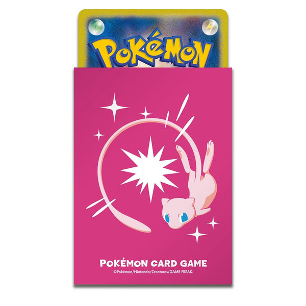 Pokémon Sleeves - Mew (64 stuks, Japans, Battle Partners) – losse sleeve met een kaart erin, close-up van de voorkant (officiële afbeelding Pokémon Center Japan)