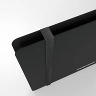 Gamegenic Casual Album 24-Pocket negro – detalle de la banda elástica de cierre