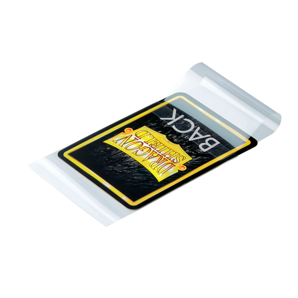 Dragon Shield Perfect Fit Sealable Clear – funda interior con carta de ejemplo y solapa abierta; carta no incluida