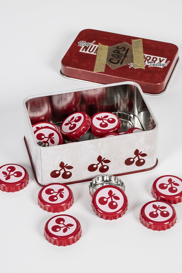 Geopend Fallout Nuka Cherry verzamelblik met de bottle caps erin en ernaast