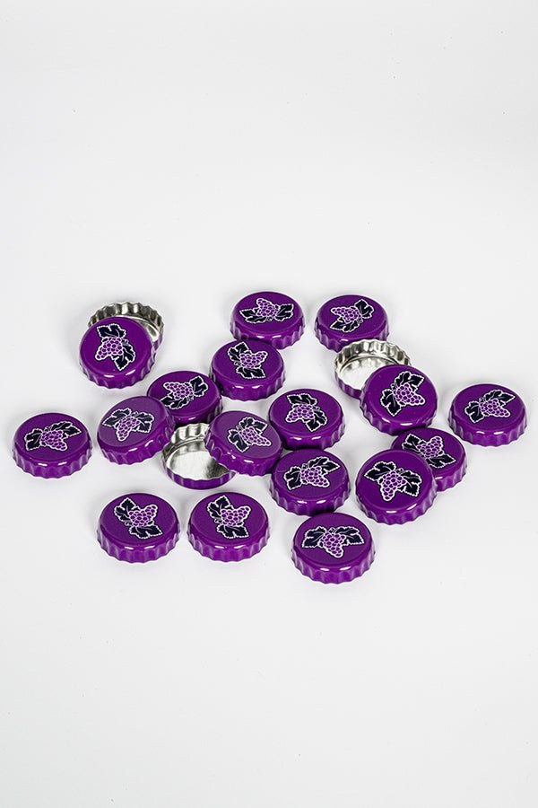 De 20 losse Fallout Nuka Grape bottle caps uitgespreid