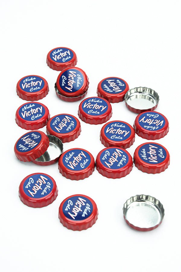 De 20 losse Fallout Nuka Victory bottle caps uitgespreid