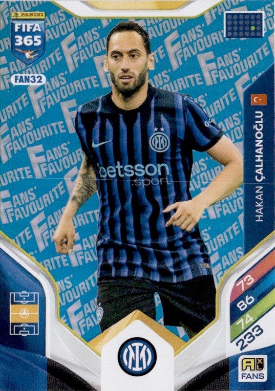 Hakan Çalhanoğlu Fan Favourite - Blue Parallel FAN32 - Panini FIFA 365 2026 Adrenalyn XL kaart