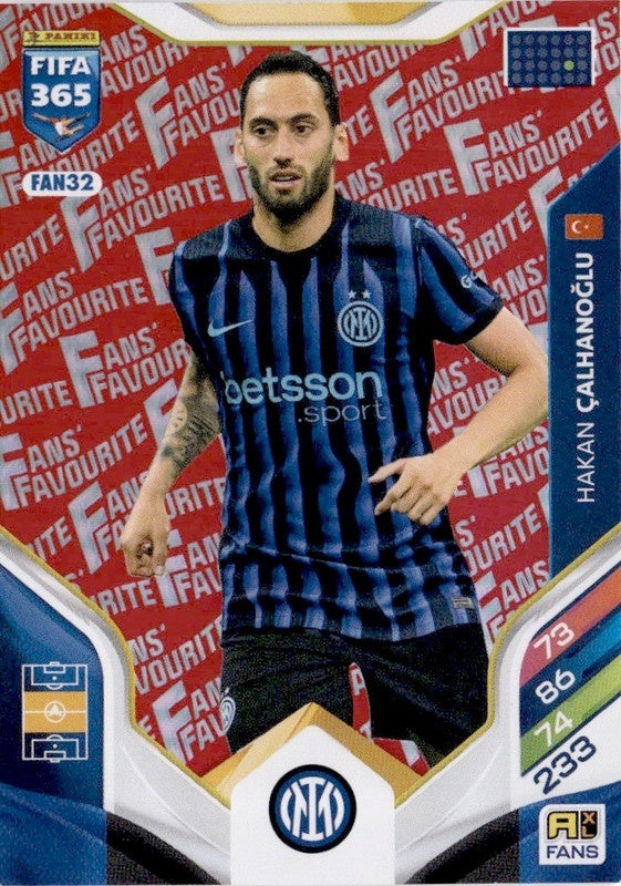 Hakan Çalhanoğlu Fan Favourite - Red Parallel FAN32 - Panini FIFA 365 2026 Adrenalyn XL kaart