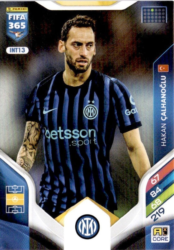 Hakan Çalhanoğlu Base INT13 - Panini FIFA 365 2026 Adrenalyn XL kaart