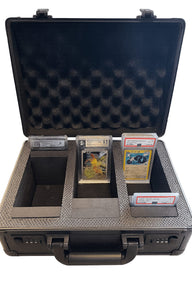 Graded card case geopend met drie rijen slabs | Lichcards