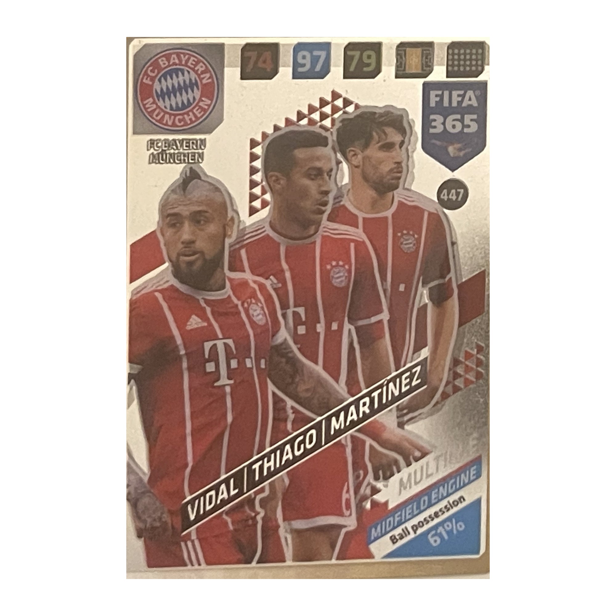Arturo Vidal / Thiago / Javi Martínez Panini Adrenalyn XL FIFA 365 2018 Midfield Engine 447 voorkant
