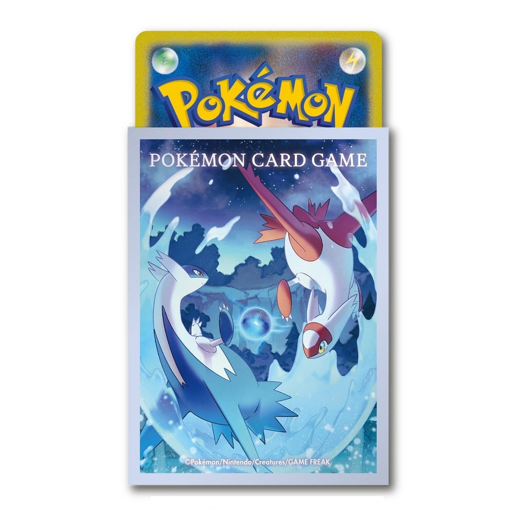 Pokémon Sleeves - Latias & Latios (64 stuks, Japans) – losse sleeve met een kaart erin, close-up van de voorkant (officiële afbeelding Pokémon Center Japan)