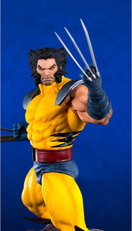 Detail van het goud-blauwe X-Men-kostuum op het Wolverine-beeld