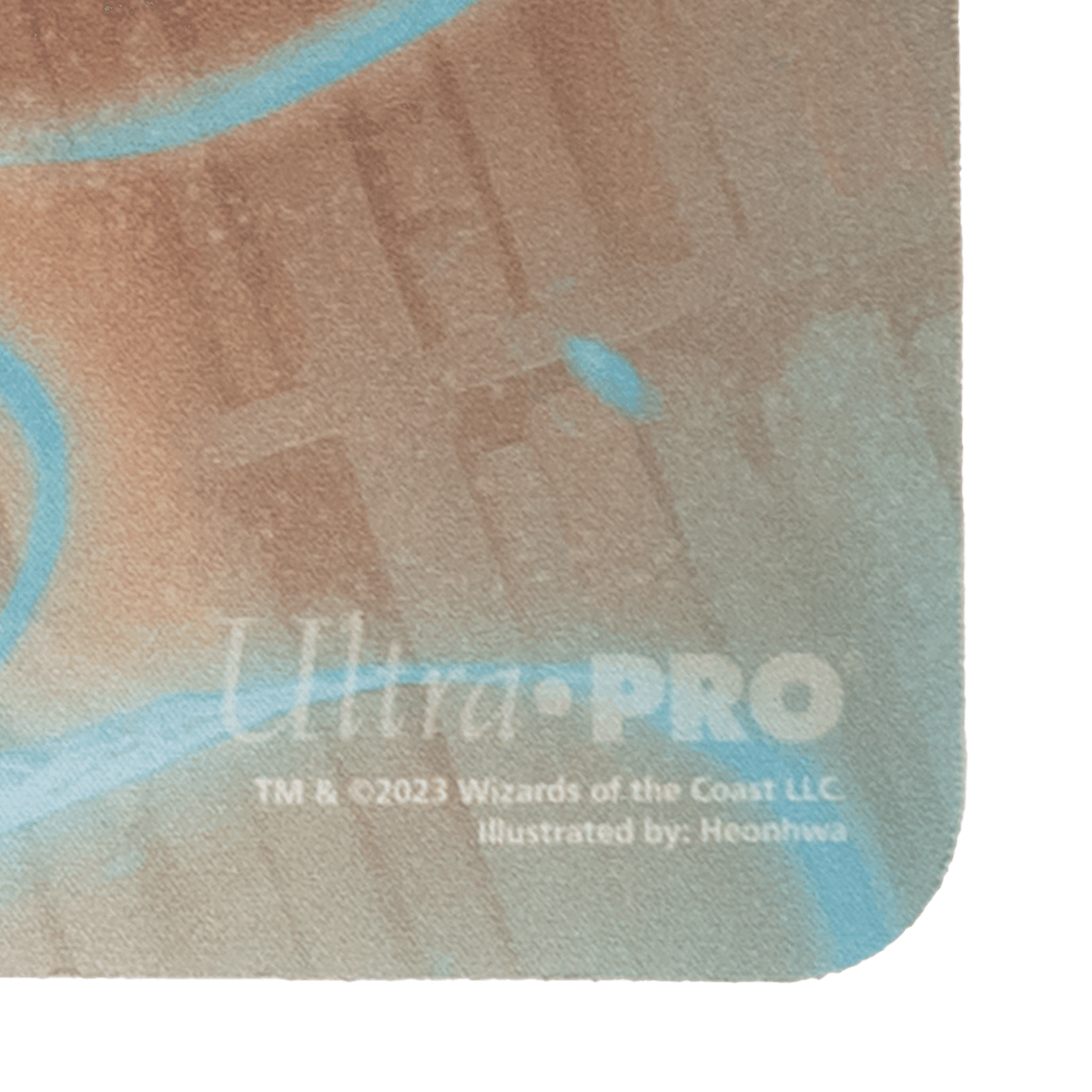 Ultra PRO Mirko, Obsessive Theorist playmat – détail de la surface en tissu et du coin arrondi