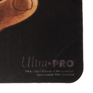 Close-up van de hoek van de Ultra Pro speelmat Alquist Proft, Master Sleuth met Ultra Pro-logo en afwerking