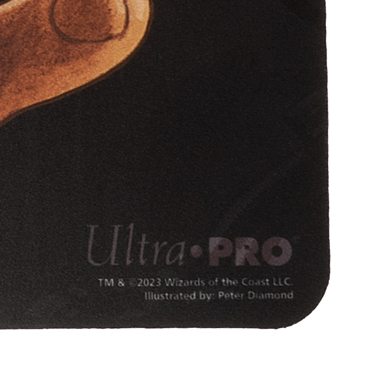 Close-up van de hoek van de Ultra Pro speelmat Alquist Proft, Master Sleuth met Ultra Pro-logo en afwerking
