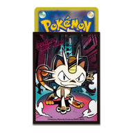 Pokémon Sleeves - Meowth Premium Gloss (64 stuks, Japans) – losse sleeve met een kaart erin, close-up van de voorkant (officiële afbeelding Pokémon Center Japan)