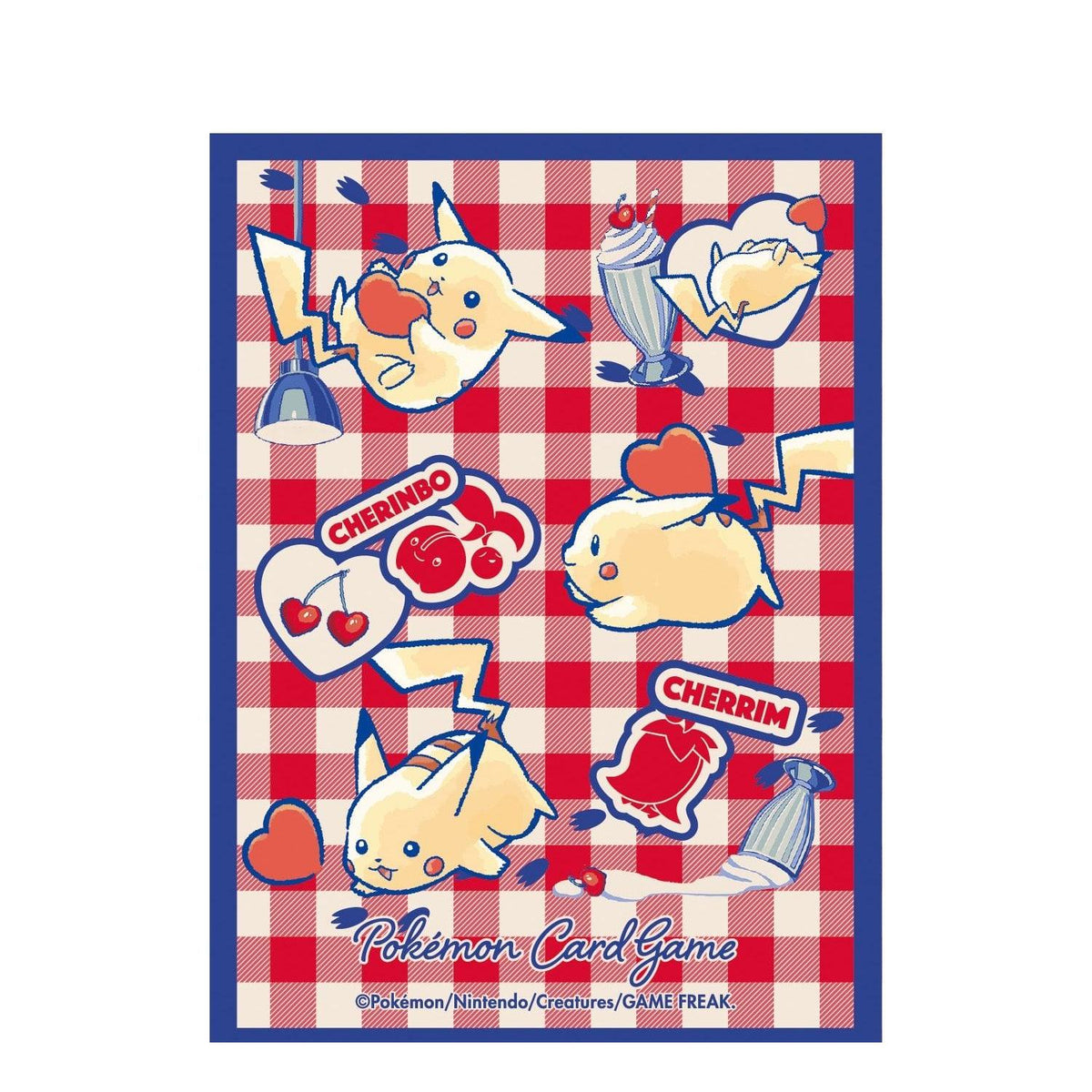 Pokémon Center deckshield Pikachu & Heart – het sleeve-ontwerp met Pikachu, hartjes en kersen op rood-wit ruitpatroon