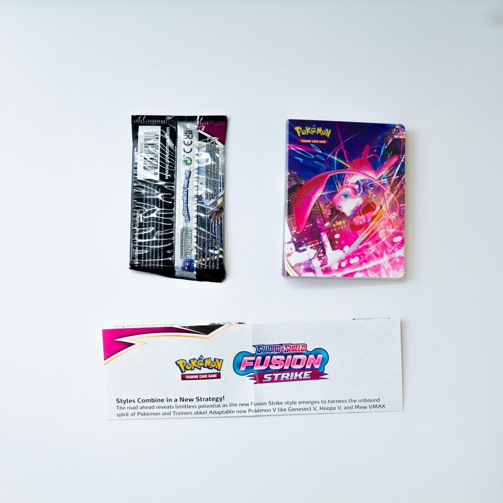 Voor- en achterkant van één Fusion Strike Mini Portfolio met Mew en Genesect
