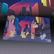 Ultra PRO Gallery Series Shimmering Skyline playmat – fotografía en ángulo del tapete sobre una mesa con Pikachu y otros Pokémon