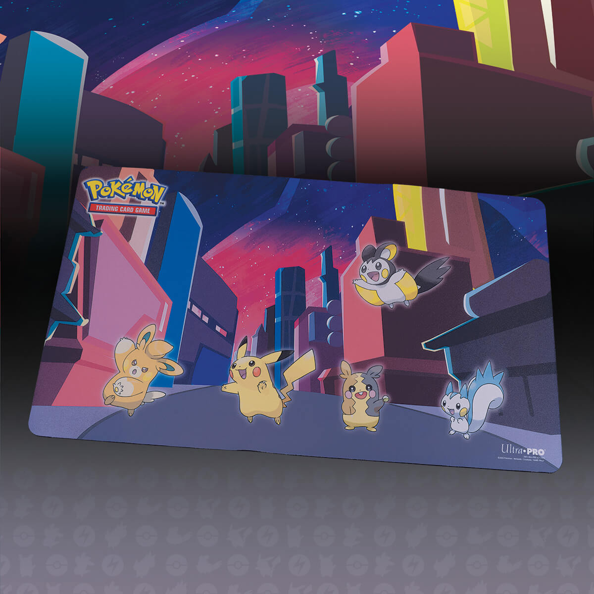 Ultra PRO Gallery Series Shimmering Skyline playmat – fotografía en ángulo del tapete sobre una mesa con Pikachu y otros Pokémon