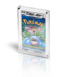 Premium Acrylic Booster Pack Case van The Acrylic Box in gebruik, met een Pokémon-boosterpack in de magnetische acryl houder