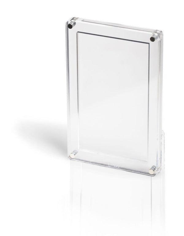 Lege Premium Acrylic Booster Pack Case van The Acrylic Box, schuin aanzicht met zichtbare magneten in de hoeken