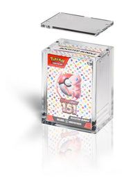 Acryl display case voor Pokémon Booster Bundle met de magnetische deksel eraf getild en een 151 Booster Bundle erin