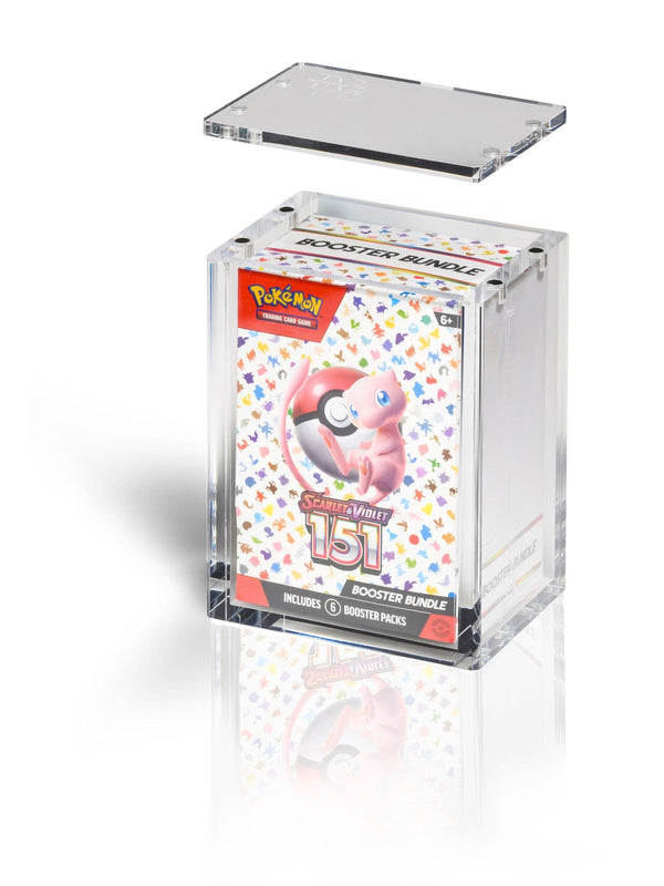 Acryl display case voor Pokémon Booster Bundle met de magnetische deksel eraf getild en een 151 Booster Bundle erin