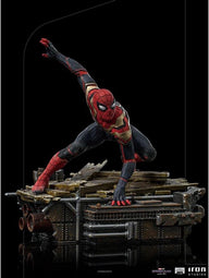 Detail van het masker en de gouden accenten op het Spider-Man-beeld