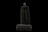 Luke Skywalker in zwarte Jedi-gewaden met Grogu in zijn arm