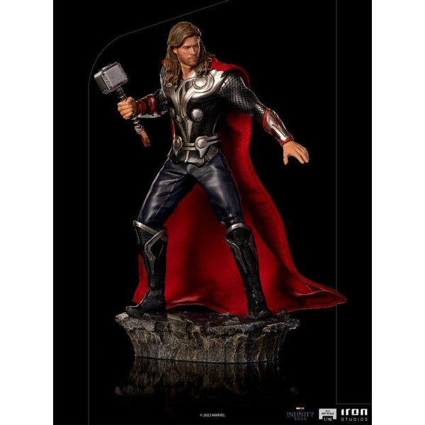 Thor in battle armor met Mjölnir geheven