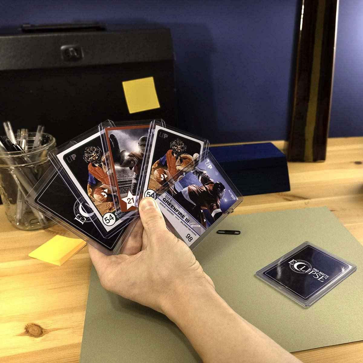 Ultra PRO Regular 35PT toploaders – Sammelkarten in Schutzhüllen beim Sortieren