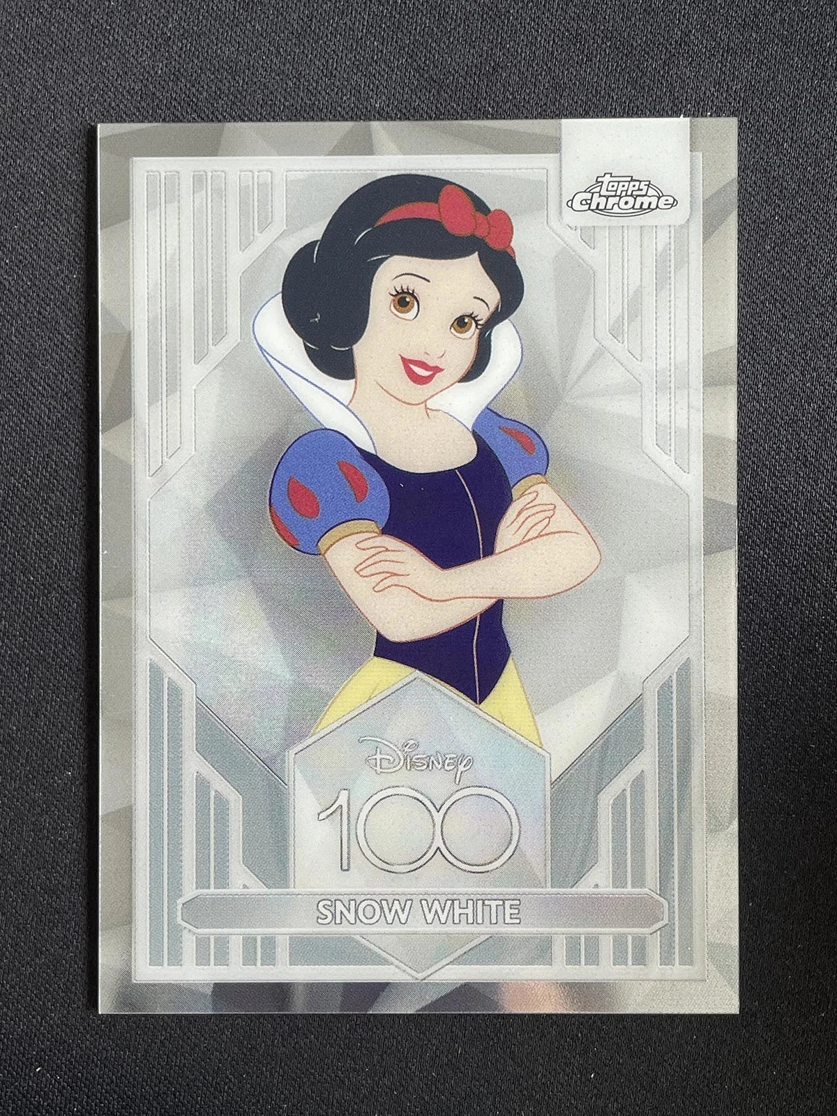 Snow White - 2023 Topps Chrome Disney 100 Base #66 Hoofdafbeelding