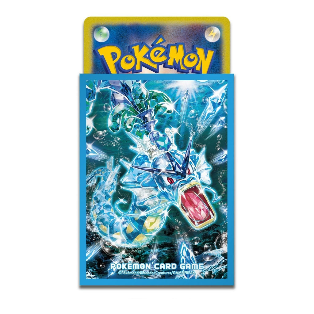 Pokémon Sleeves - Terastal Gyarados Premium Gloss (64 stuks, Japans) – losse sleeve met een kaart erin, close-up van de voorkant (officiële afbeelding Pokémon Center Japan)