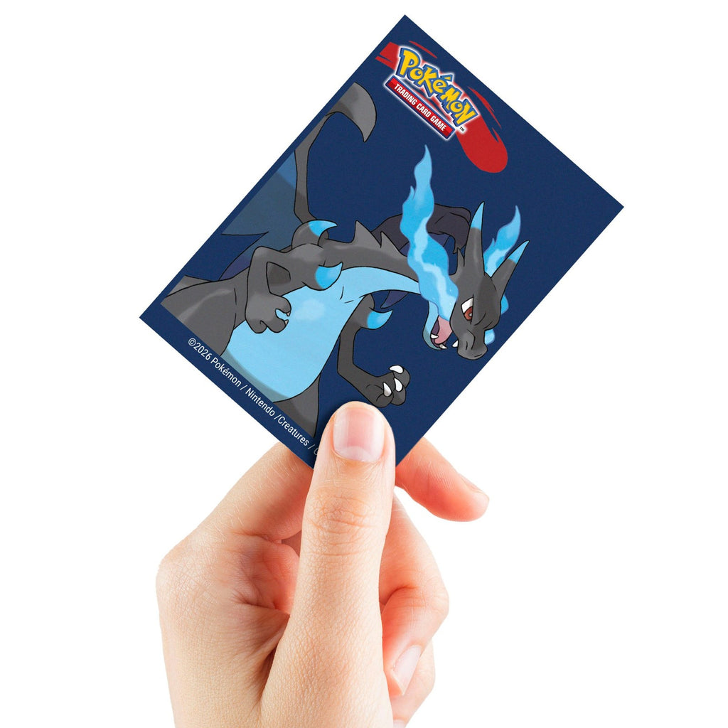 Ultra Pro Mega Charizard X sleeve in de hand