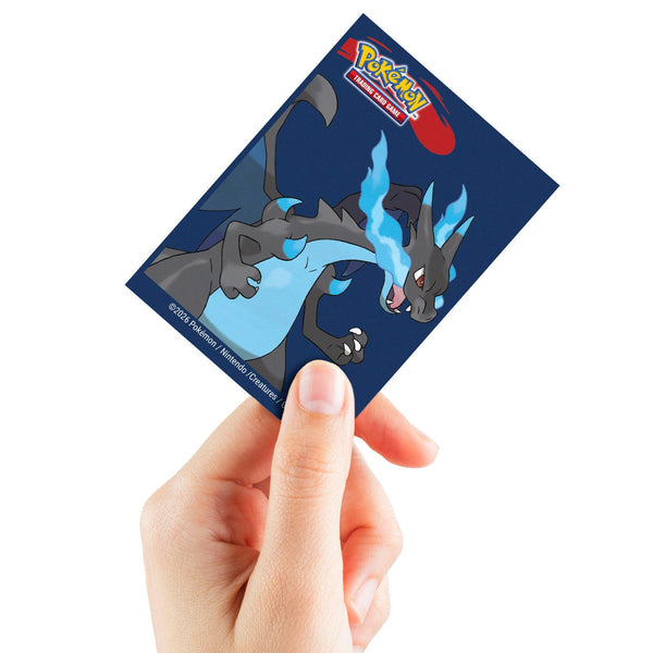 Ultra Pro Mega Charizard X sleeve in de hand